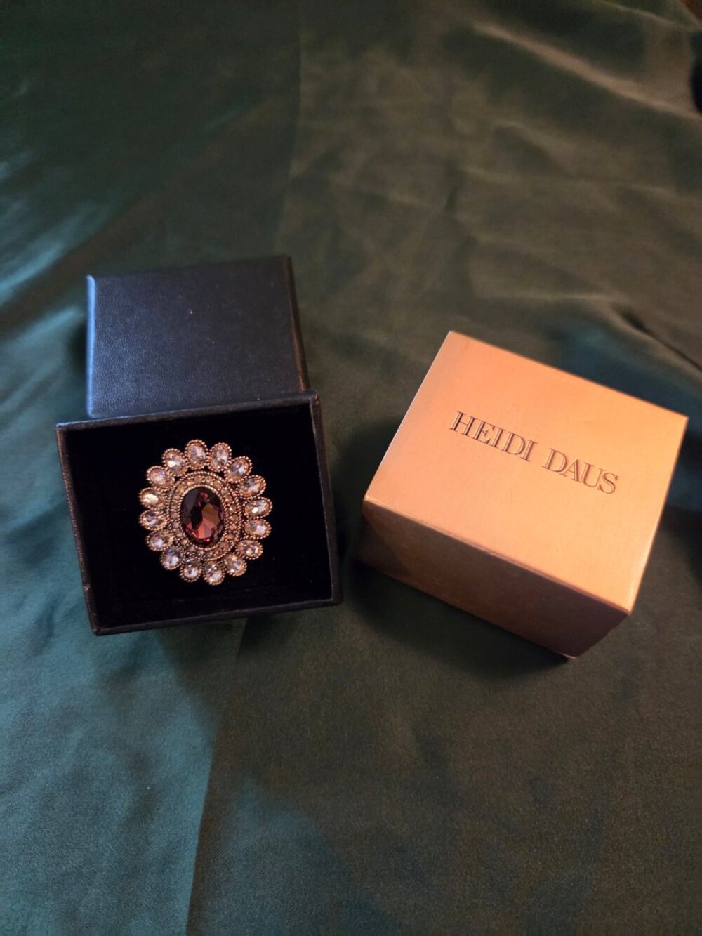 Stunning Heidi Daus cocktail ring, size 7 - Picture 12 of 12